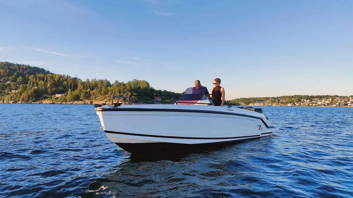 Compass 7s powerboat of Polaris Rent in Milos